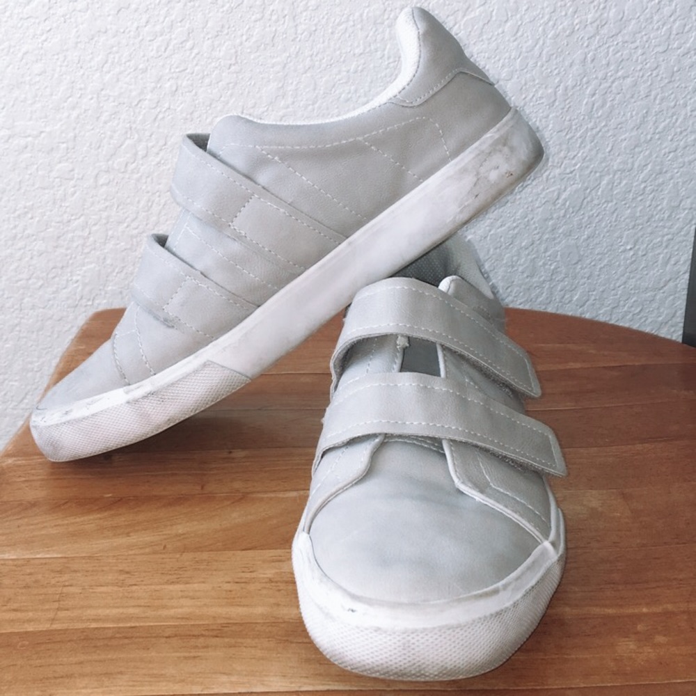 SODA brand light gray velcro shoes
